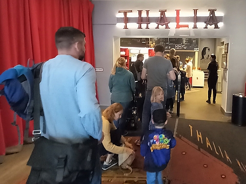 Lange Schlange bei der Filmpremiere vor dem Thalia Filmtheater in Potsdam. 