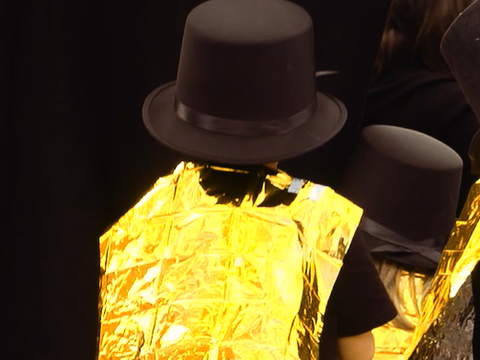 Aus Goldfolie werden glamouröse Mäntel für junge Zauberlehrlinge.