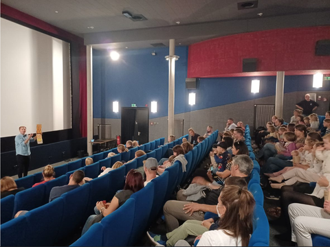Warm-up vor der Filmvorführung mit Zauberer Felix Wohlfahrt.