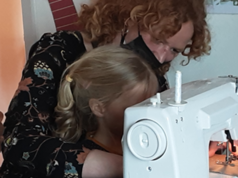 Sogar die Kostüme wurden selbst angefertigt - mit Nähmaschine...